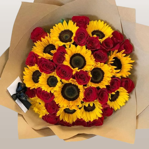 Luz y Pasión – Ramo con 12 Girasoles y 24 Rosas Rojas